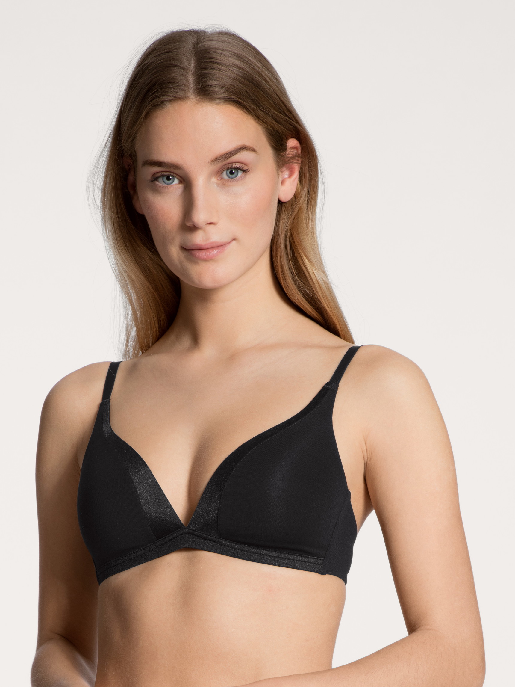 La modella / Il modello Donna indossa Reggiseno soft senza ferretti in Cotone di colore Nero, Tinta unita, della serie Cate di CALIDA, Vista frontale