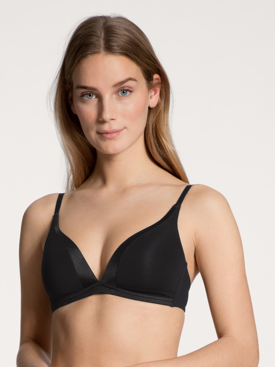Damen-Model trägt Soft-BH ohne Bügel aus Baumwolle in Schwarz, Einfarbig aus Serie Cate von CALIDA, Vorderansicht