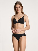 Damen-Model trägt Soft-BH ohne Bügel aus Baumwolle in Schwarz, Einfarbig aus Serie Cate von CALIDA, Outfit, Vorderansicht