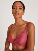 Damen-Model trägt Soft-BH ohne Bügel aus Polyamid in Rot, Spitze aus Serie Modal Sense von CALIDA, Vorderansicht