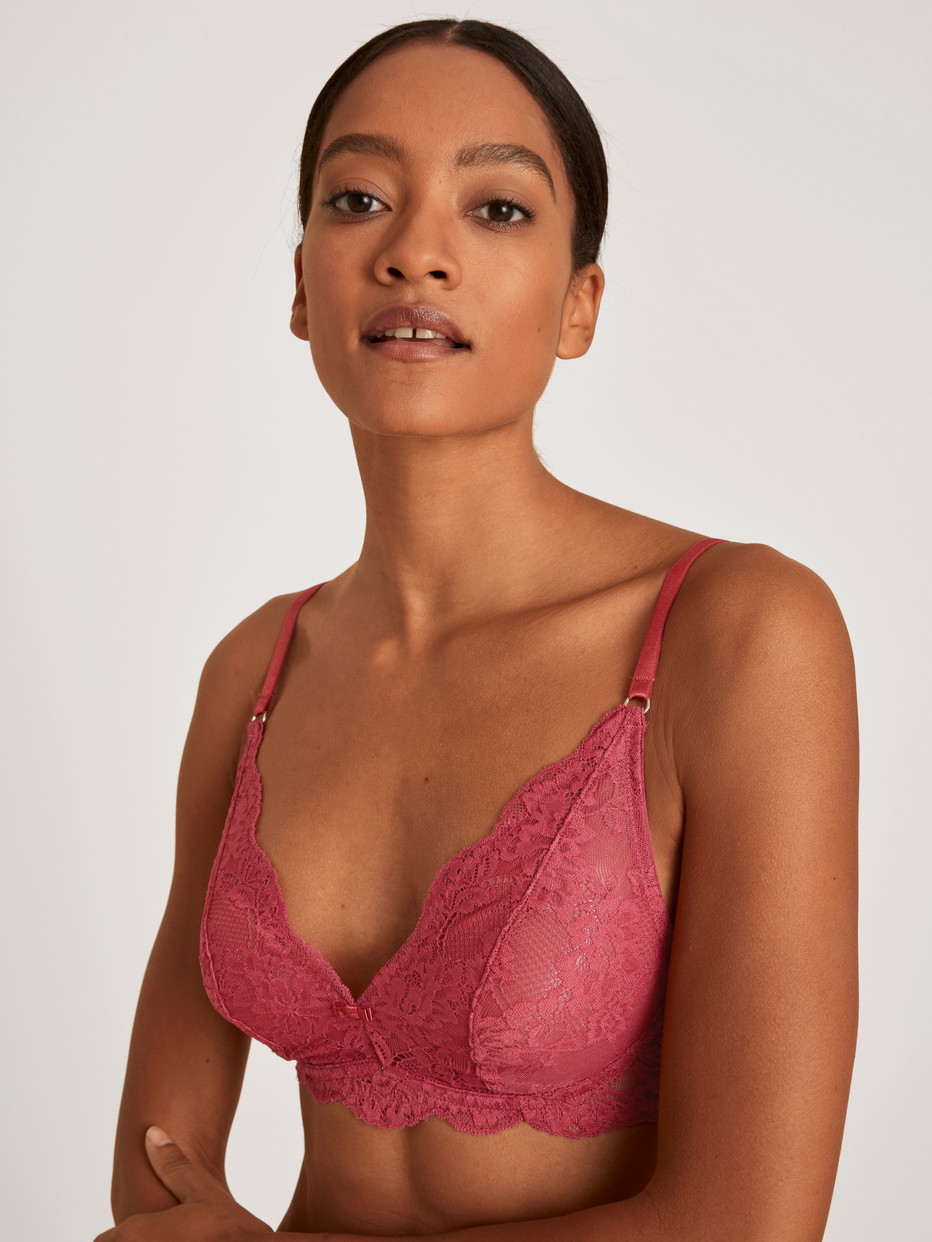 Damen-Model trägt Soft-BH ohne Bügel aus Polyamid in Rot, Spitze aus Serie Modal Sense von CALIDA, Vorderansicht