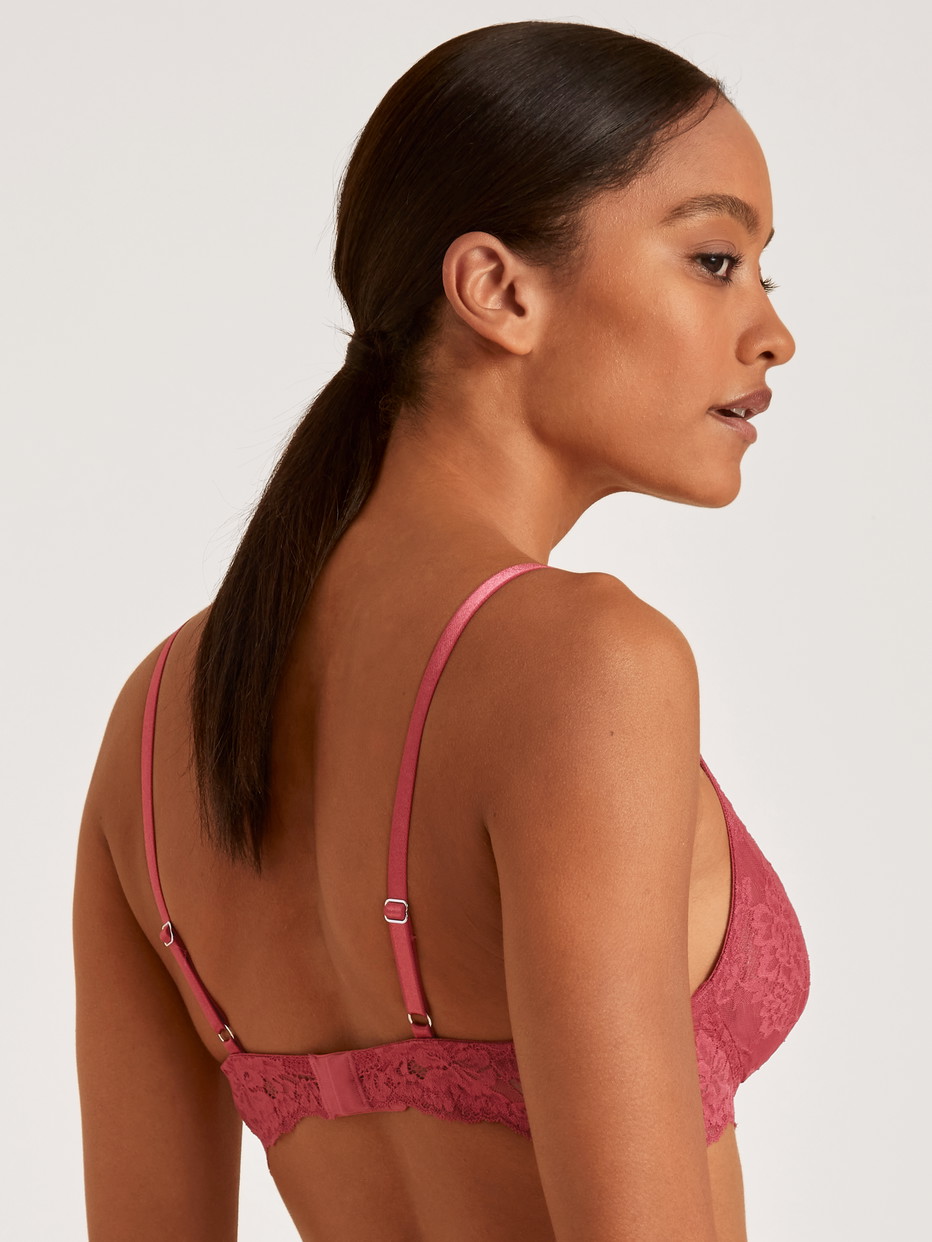Damen-Model trägt Soft-BH ohne Bügel aus Polyamid in Rot, Spitze aus Serie Modal Sense von CALIDA, Rückansicht