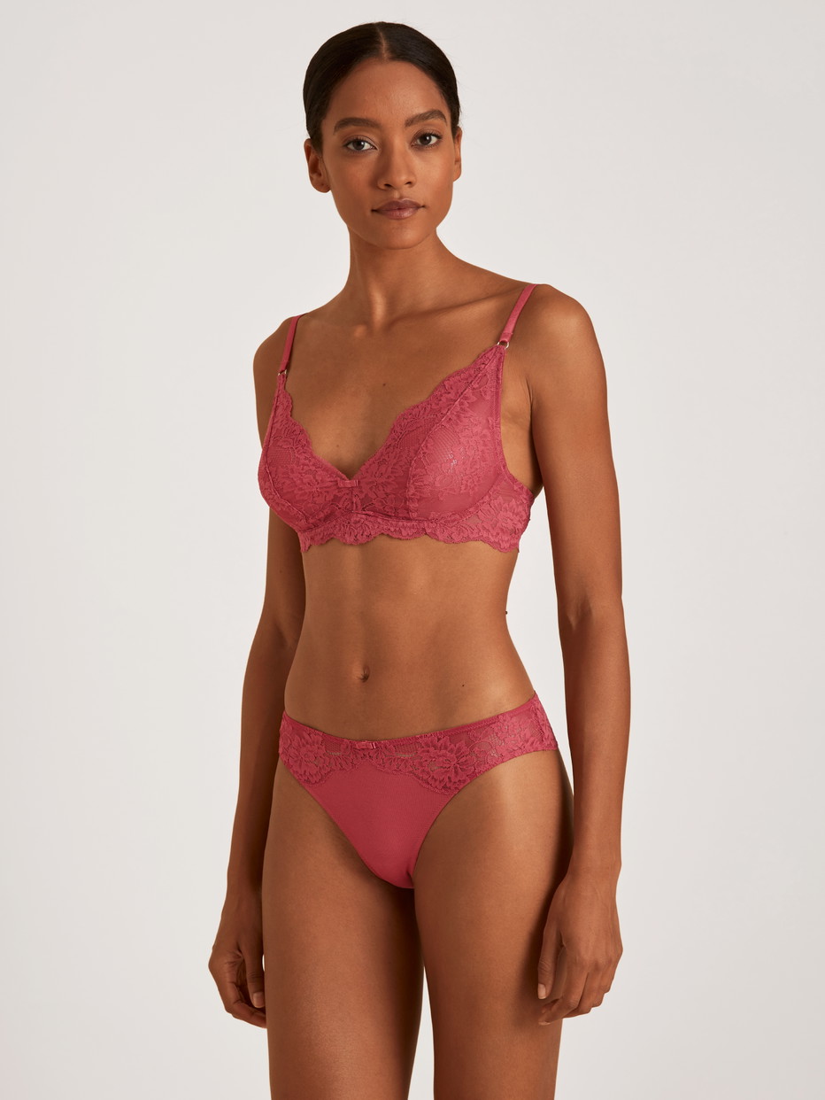 Damen-Model trägt Soft-BH ohne Bügel aus Polyamid in Rot, Spitze aus Serie Modal Sense von CALIDA, Vorderansicht, Outfit