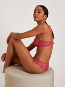 Damen-Model trägt Soft-BH ohne Bügel aus Polyamid in Rot, Spitze aus Serie Modal Sense von CALIDA, Outfit