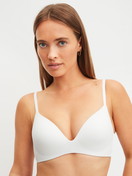 Le mannequin Femme porte le/la Soutien-gorge à coques sans armatures en Polyamide de couleur Blanc, Unicolore, de la série Sleek Skin de CALIDA, Vue de face