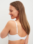 Le mannequin Femme porte le/la Soutien-gorge à coques sans armatures en Polyamide de couleur Blanc, Unicolore, de la série Sleek Skin de CALIDA, Vue arrière