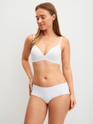 Le mannequin Femme porte le/la Soutien-gorge à coques sans armatures en Polyamide de couleur Blanc, Unicolore, de la série Sleek Skin de CALIDA, Tenue