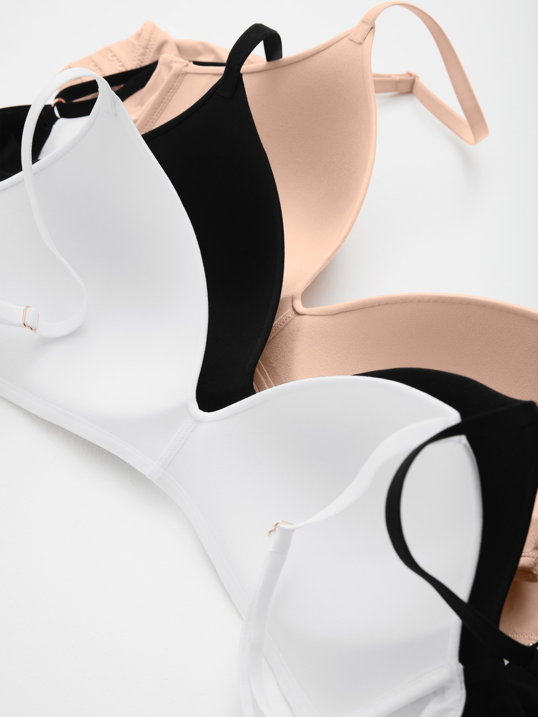 Le mannequin Femme porte le/la Soutien-gorge à coques sans armatures en Polyamide de couleur Blanc, Unicolore, de la série Sleek Skin de CALIDA, Image supplémentaire