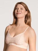 Le mannequin Femme porte le/la Soutien-gorge d'allaitement sans armatures en Lyocell de couleur Rose, Unicolore, de la série 100% Nature Mum de CALIDA, Vue de face