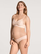 Le mannequin Femme porte le/la Soutien-gorge d'allaitement sans armatures en Lyocell de couleur Rose, Unicolore, de la série 100% Nature Mum de CALIDA, Vue de face, Tenue