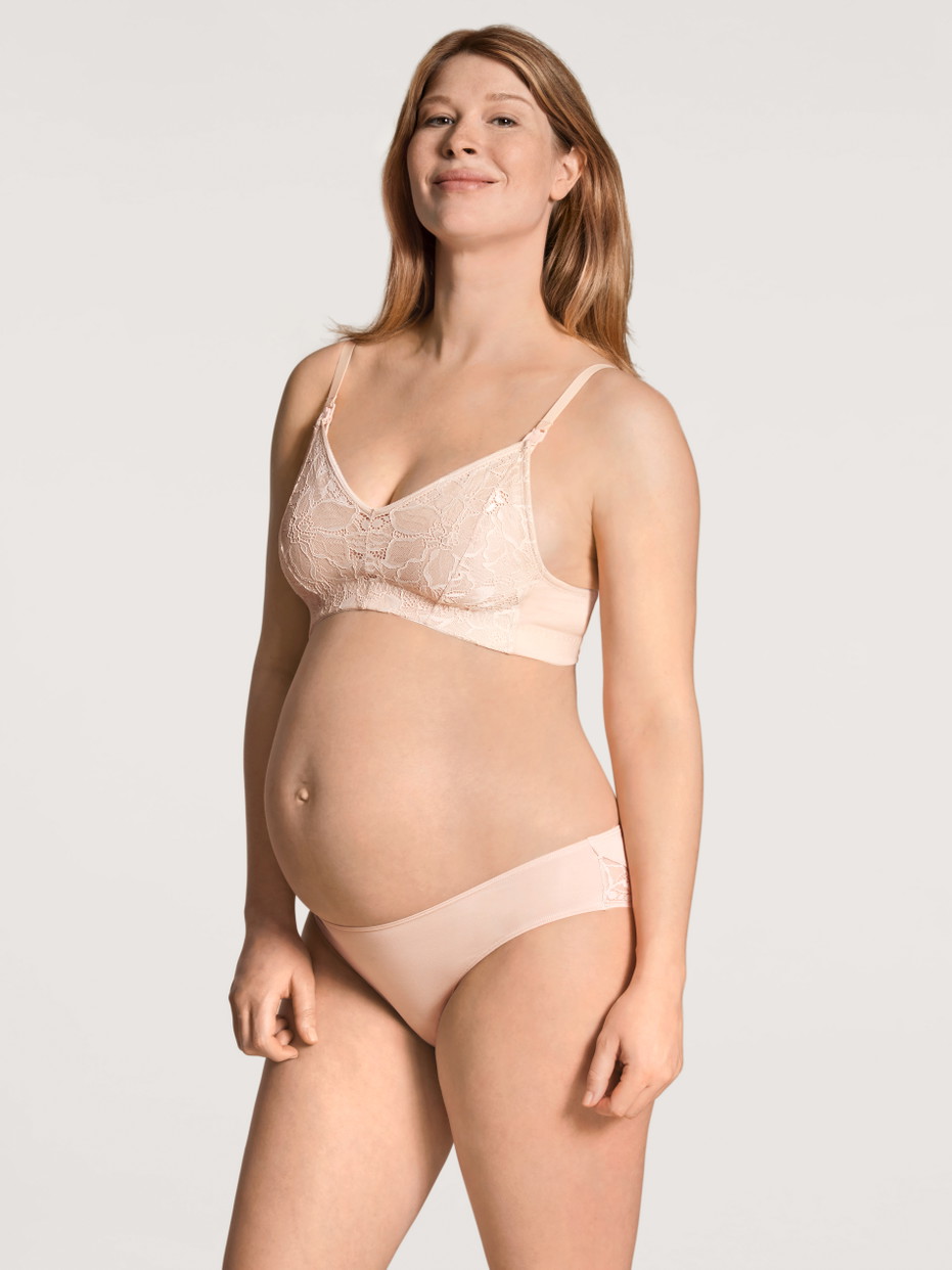 Damen-Model trägt Still-BH ohne Bügel aus Lyocell in Rosa, Einfarbig aus Serie 100% Nature Mum von CALIDA, Vorderansicht, Outfit