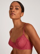 Damen-Model trägt Bügel-BH aus Modal in Rot, Spitze aus Serie Modal Sense von CALIDA, Vorderansicht