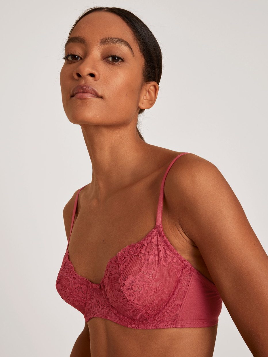 Damen-Model trägt Bügel-BH aus Modal in Rot, Spitze aus Serie Modal Sense von CALIDA, Vorderansicht