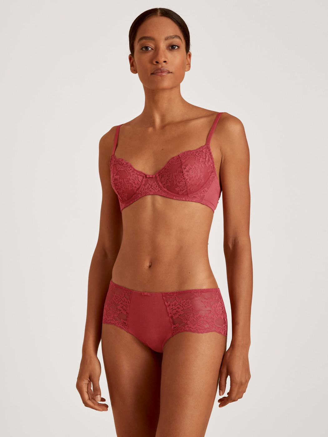 Damen-Model trägt Bügel-BH aus Modal in Rot, Spitze aus Serie Modal Sense von CALIDA, Vorderansicht, Outfit