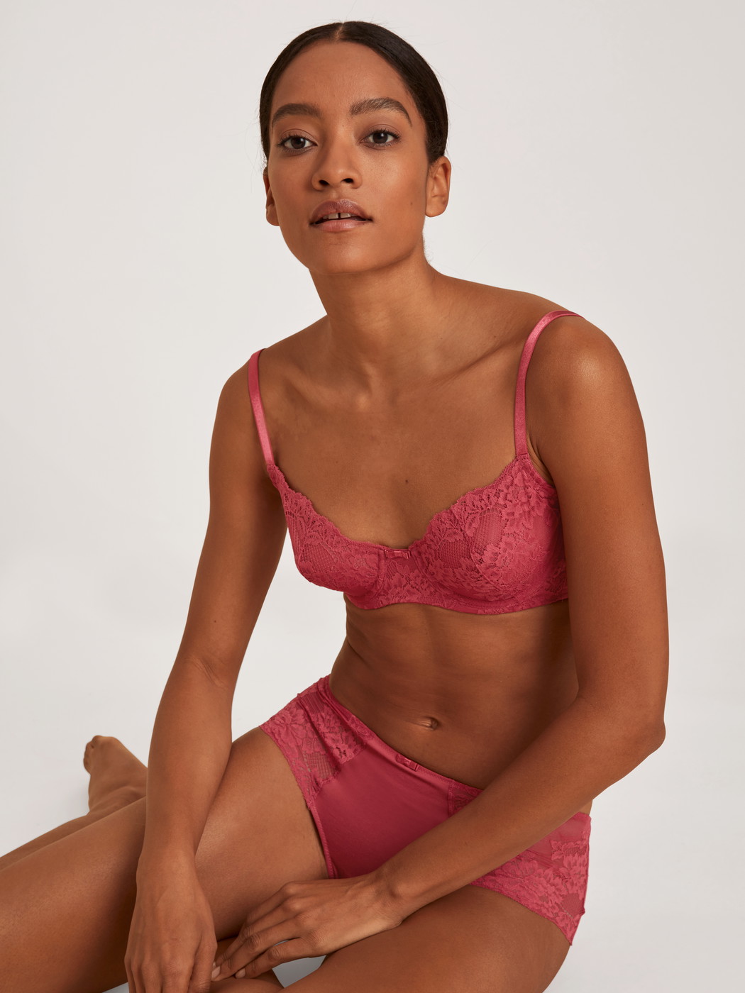 Damen-Model trägt Bügel-BH aus Modal in Rot, Spitze aus Serie Modal Sense von CALIDA, Vorderansicht