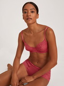 Damen-Model trägt Bügel-BH aus Modal in Rot, Spitze aus Serie Modal Sense von CALIDA, Vorderansicht