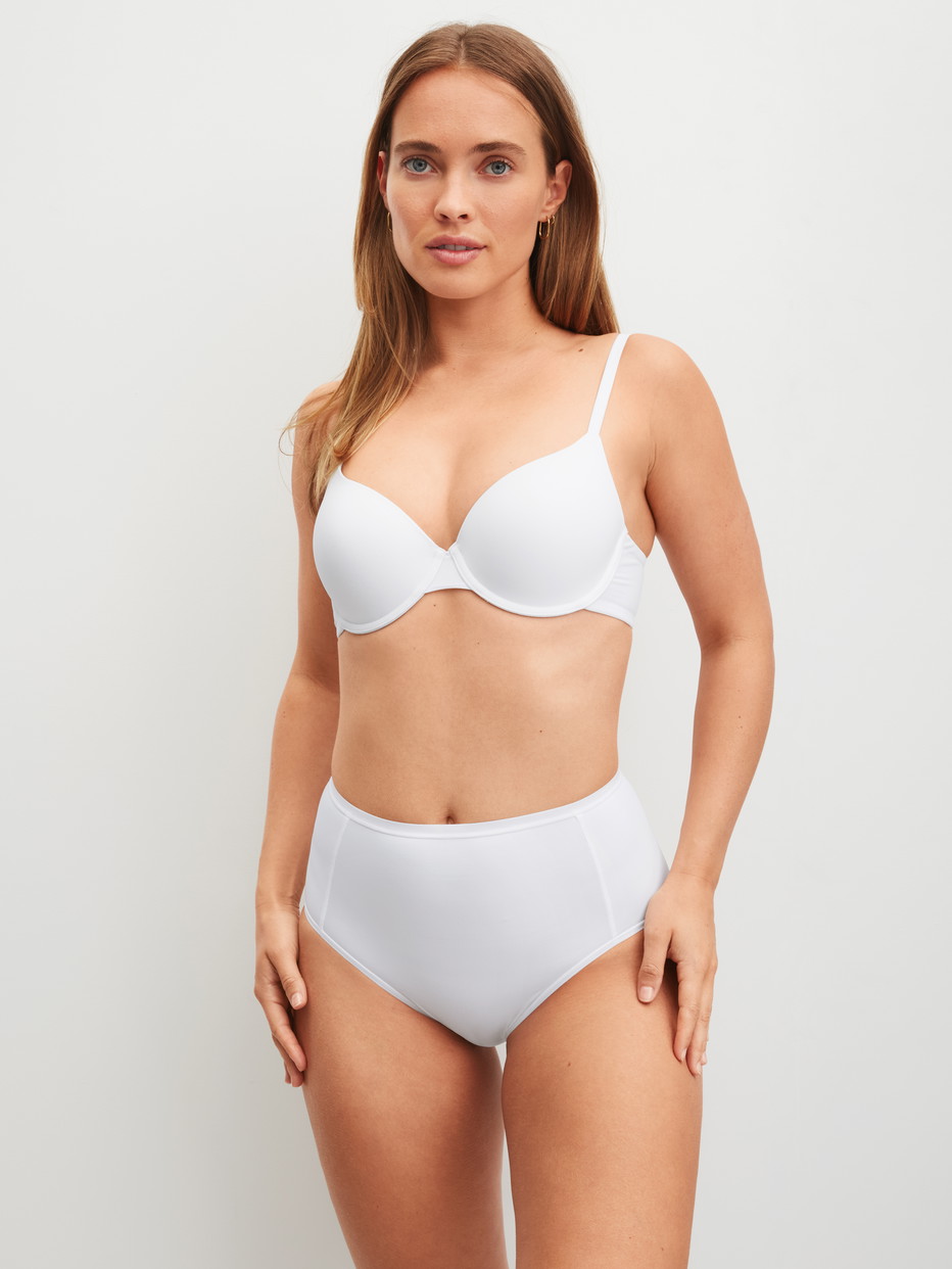 Damen-Model trägt Schalen-BH mit variablen Trägern aus Polyamid in Weiß, Einfarbig aus Serie Sleek Skin von CALIDA, Outfit