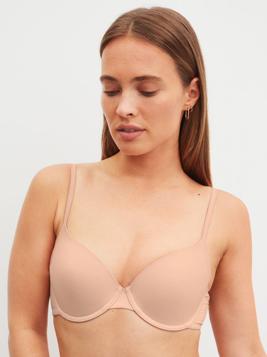 Damen-Model trägt Schalen-BH mit variablen Trägern aus Polyamid in Beige, Einfarbig aus Serie Sleek Skin von CALIDA, Vorderansicht