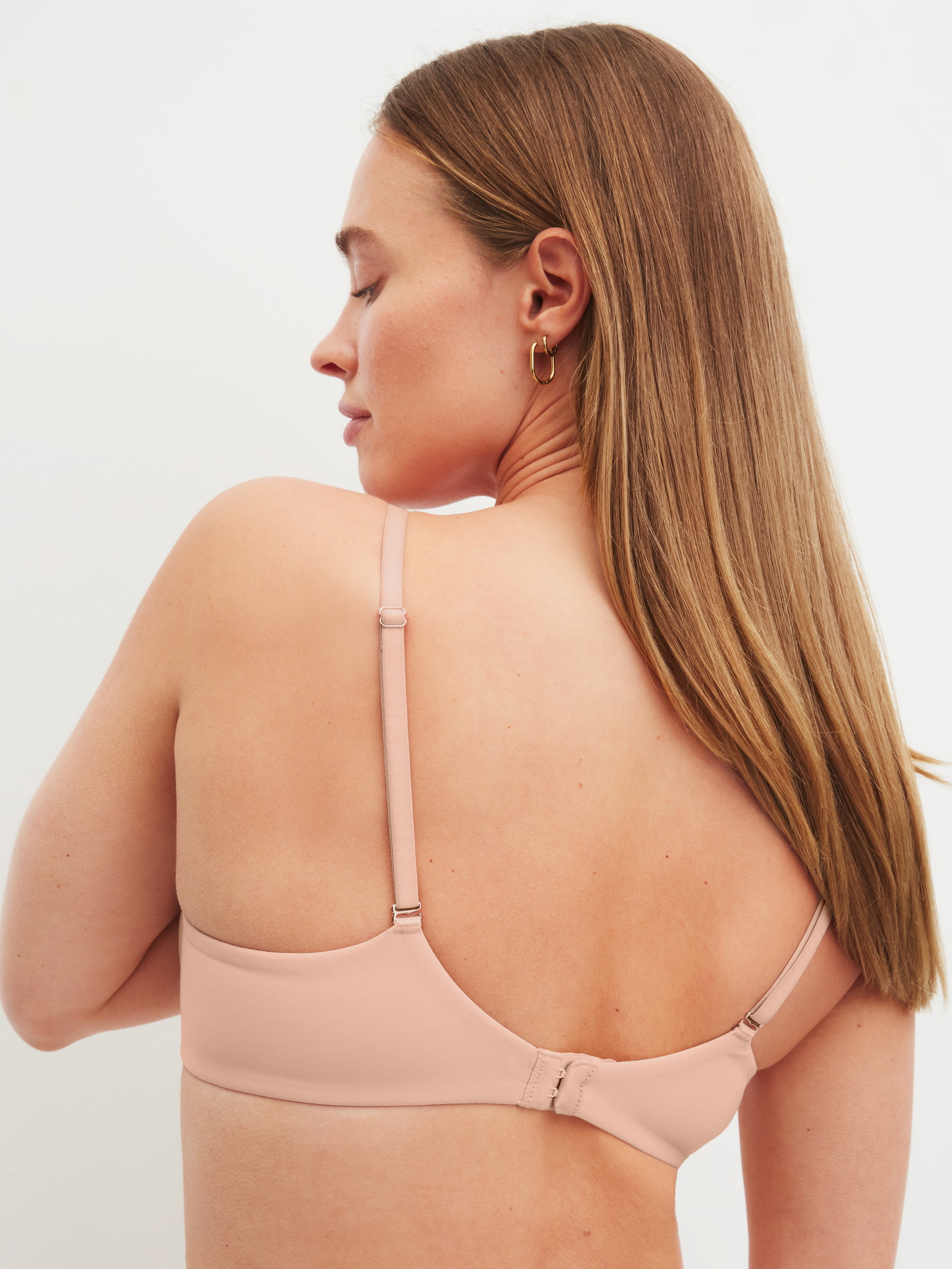 La modella / Il modello Donna indossa Reggiseno preformato con spalline multifunzione in Poliammide di colore Beige, Tinta unita, della serie Sleek Skin di CALIDA, Vista posteriore