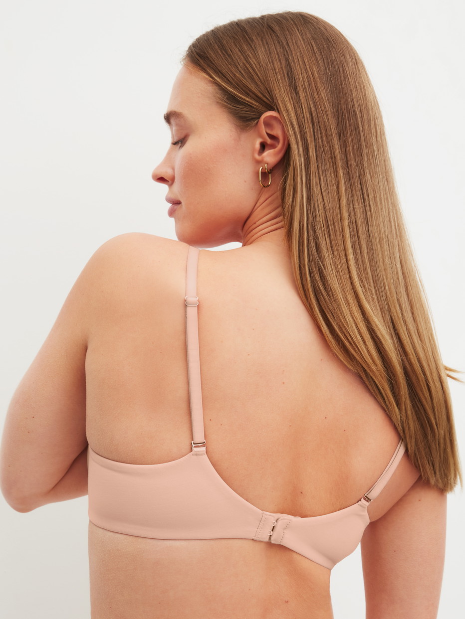 Damen-Model trägt Schalen-BH mit variablen Trägern aus Polyamid in Beige, Einfarbig aus Serie Sleek Skin von CALIDA, Rückansicht