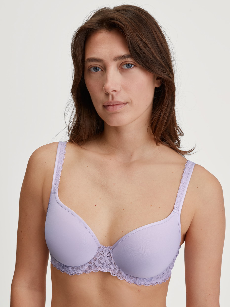 Damen-Model trägt Spacer-BH mit Bügel, Komfort Rücken aus Polyamid in Violett, Spitze aus Serie Natural Comfort Lace von CALIDA, Vorderansicht