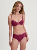 Le mannequin Femme porte le/la Soutien-gorge T-shirt à armatures en Coton de couleur Rose, Unicolore, de la série Cate de CALIDA, Tenue
