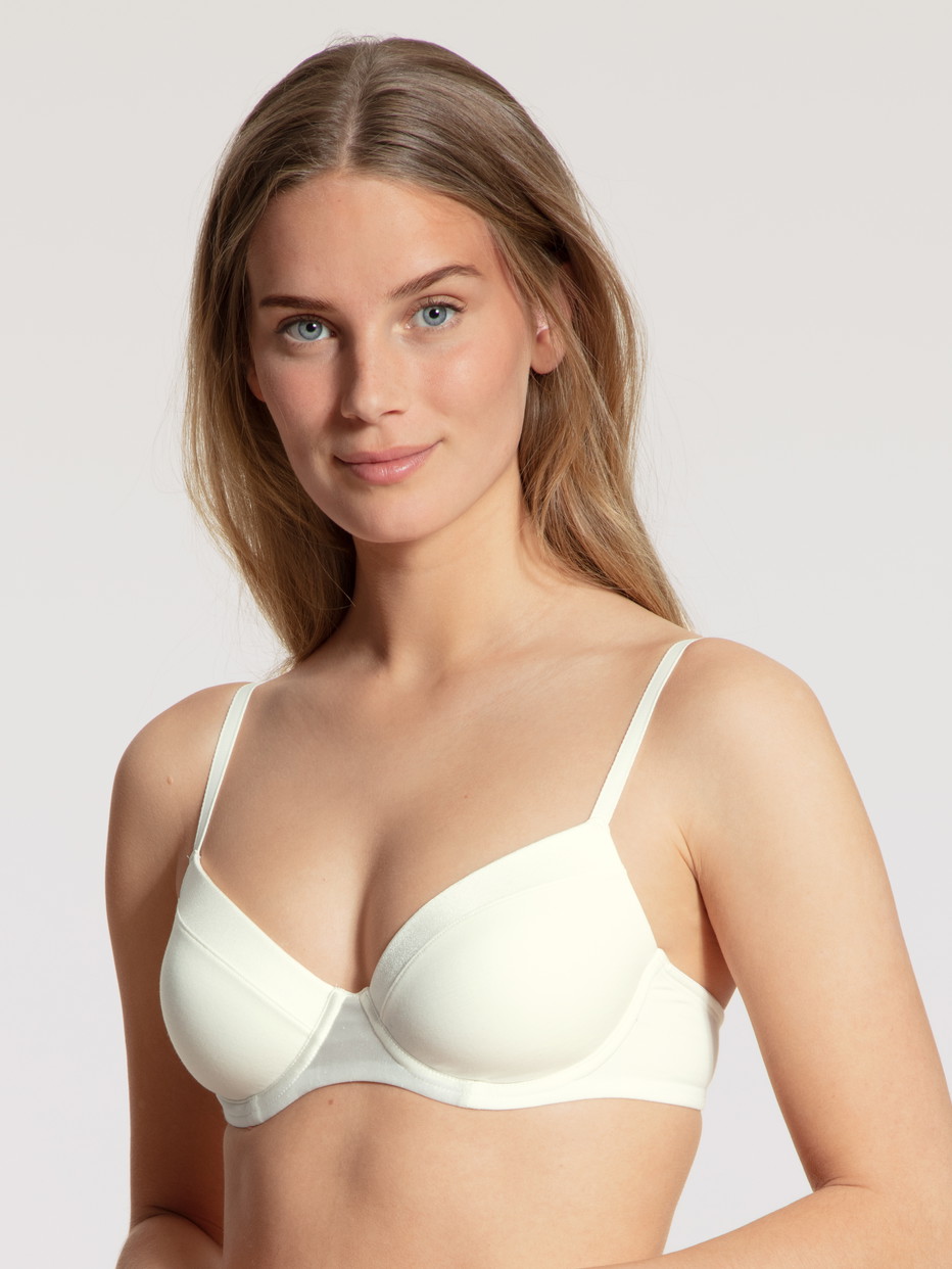 Damen-Model trägt T-Shirt-BH mit Bügel aus Baumwolle in Weiß, Einfarbig aus Serie Cate von CALIDA, Vorderansicht