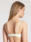 Le mannequin Femme porte le/la Soutien-gorge T-shirt à armatures en Coton de couleur Blanc, Unicolore, de la série Cate de CALIDA, Vue arrière