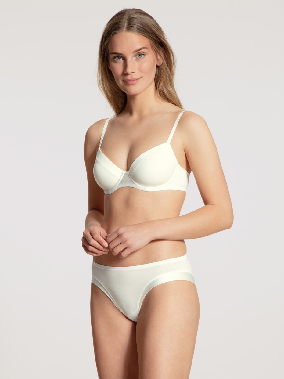 Damen-Model trägt T-Shirt-BH mit Bügel aus Baumwolle in Weiß, Einfarbig aus Serie Cate von CALIDA, Outfit, Vorderansicht