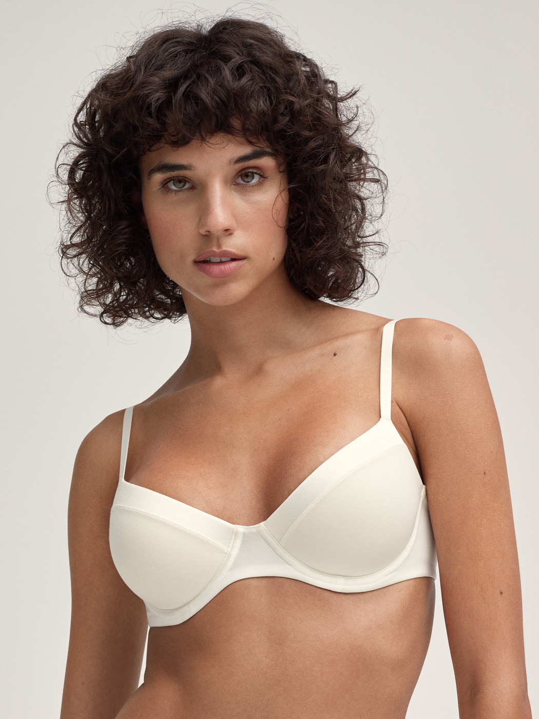 Le mannequin Femme porte le/la Soutien-gorge T-shirt à armatures en Coton de couleur Blanc, Unicolore, de la série Cate de CALIDA, Vue de face