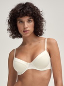 Le mannequin Femme porte le/la Soutien-gorge T-shirt à armatures en Coton de couleur Blanc, Unicolore, de la série Cate de CALIDA, Vue de face