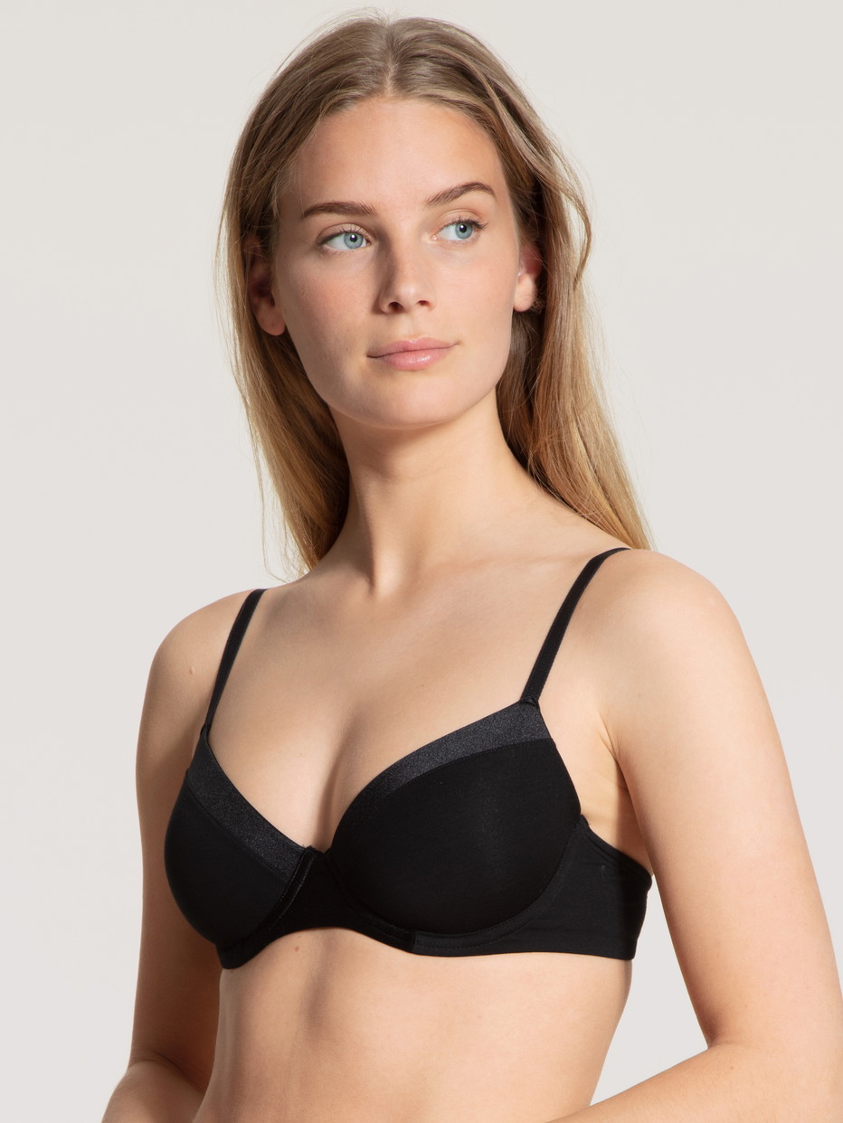 Damen-Model trägt T-Shirt-BH mit Bügel aus Baumwolle in Schwarz, Einfarbig aus Serie Cate von CALIDA, Vorderansicht