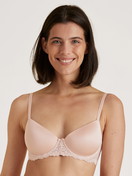 Le mannequin Femme porte le/la Soutien-gorge à armatures et coques en Coton de couleur Rose, Unicolore, de la série Sensual Secrets de CALIDA, Vue de face