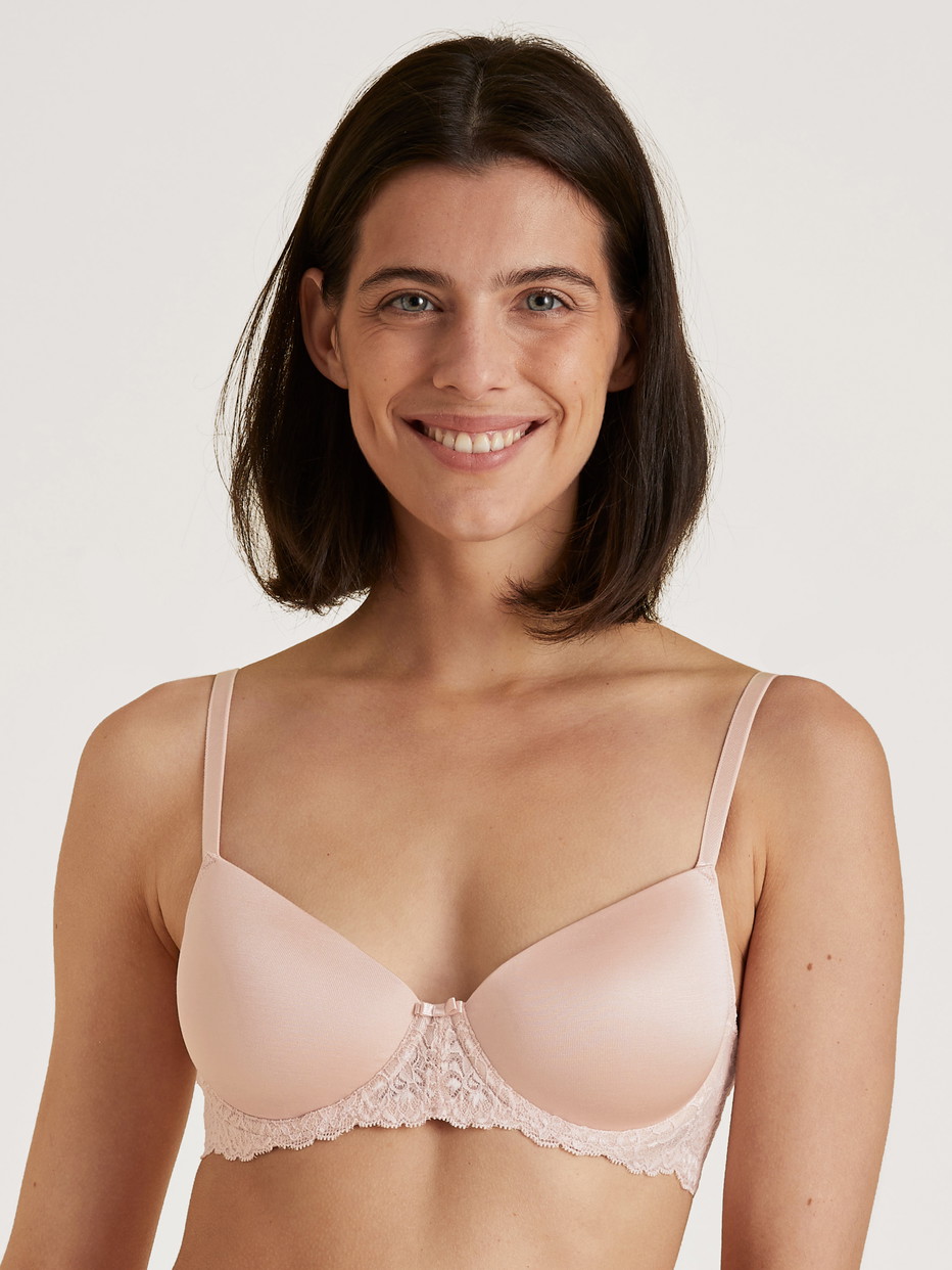 Damen-Model trägt T-Shirt-BH aus Baumwolle in Rosa, Einfarbig aus Serie Sensual Secrets von CALIDA, Vorderansicht