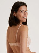 Le mannequin Femme porte le/la Soutien-gorge à armatures et coques en Coton de couleur Rose, Unicolore, de la série Sensual Secrets de CALIDA, Vue arrière