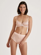 Le mannequin Femme porte le/la Soutien-gorge à armatures et coques en Coton de couleur Rose, Unicolore, de la série Sensual Secrets de CALIDA, Tenue, Vue de face