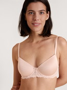 Le mannequin Femme porte le/la Soutien-gorge à armatures et coques en Coton de couleur Rose, Unicolore, de la série Sensual Secrets de CALIDA, Vue de face