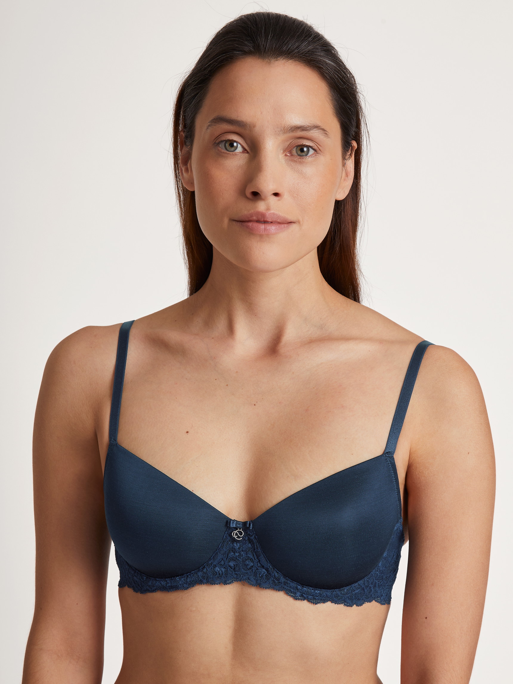 La modella / Il modello Donna indossa Reggiseno T-shirt con ferretto e imbottito in Viscosa di colore Blu, Pizzo, della serie Sensual Secrets di CALIDA, Vista frontale