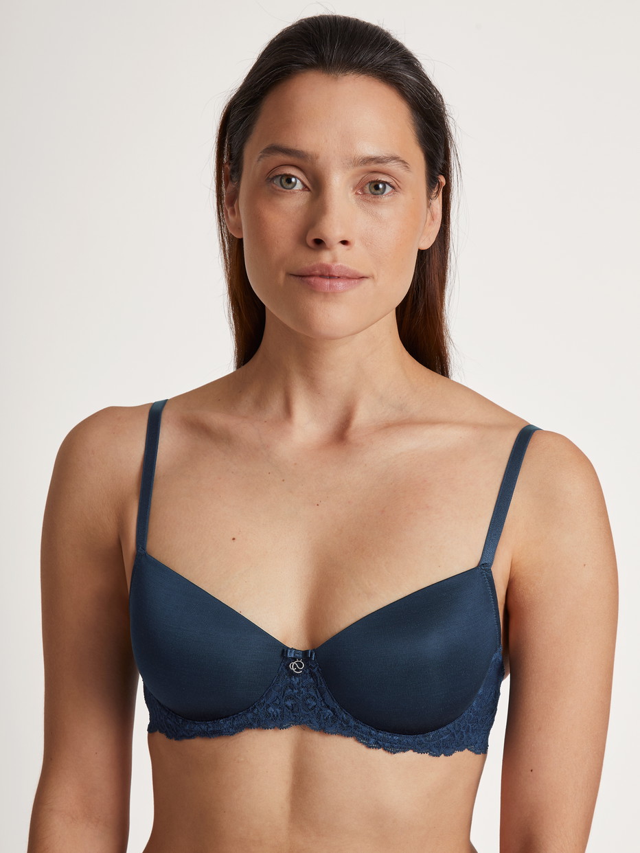 Damen-Model trägt T-Shirt-BH aus Viskose in Blau, Spitze aus Serie Sensual Secrets von CALIDA, Vorderansicht