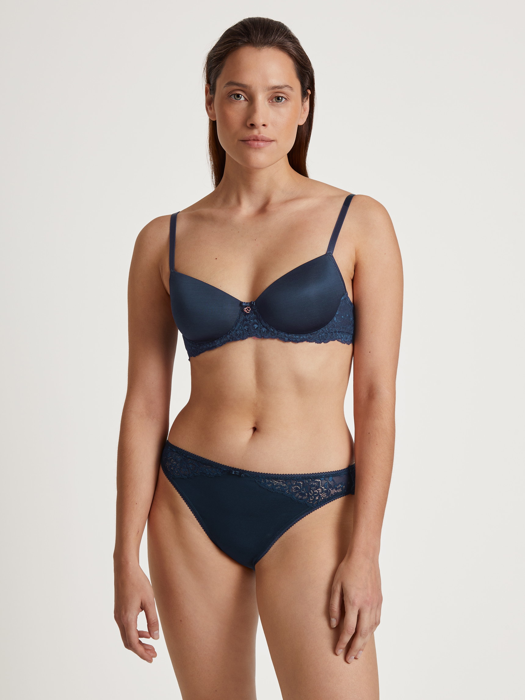 La modella / Il modello Donna indossa Reggiseno T-shirt con ferretto e imbottito in Viscosa di colore Blu, Pizzo, della serie Sensual Secrets di CALIDA