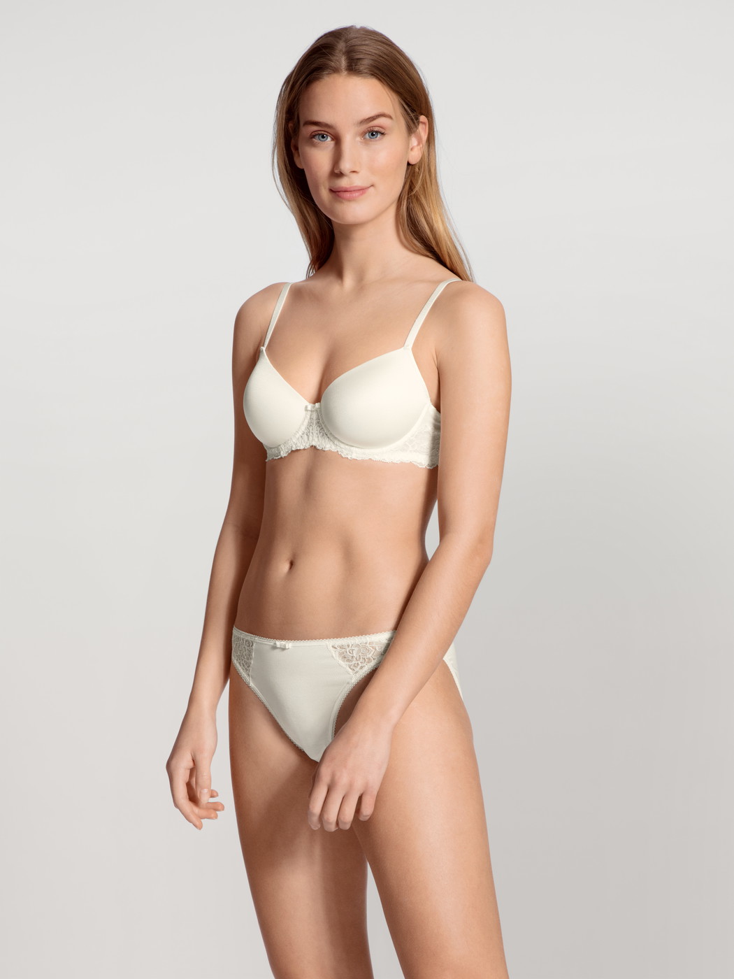 Le mannequin Femme porte le/la Soutien-gorge à armatures et coques en Viscose de couleur Blanc, Unicolore, de la série Sensual Secrets de CALIDA, Tenue, Vue de face