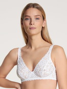 Le mannequin Femme porte le/la Soutien-gorge soft sans armatures en Swiss+Cotton de couleur Blanc, Dentelle, de la série Natural Comfort Lace de CALIDA, Vue de face