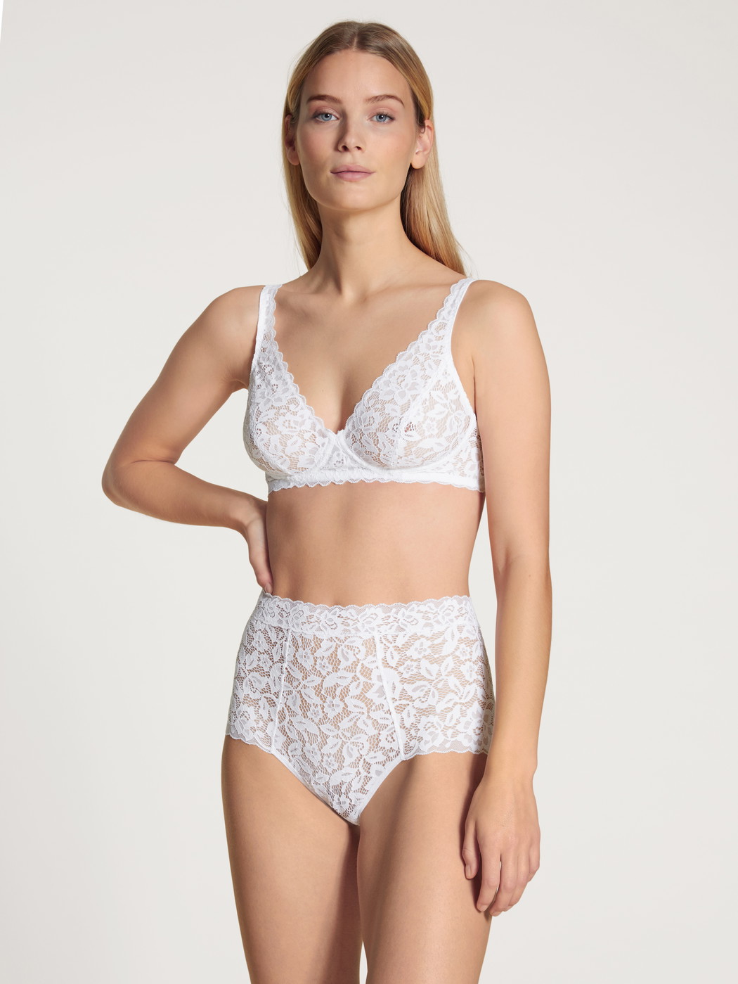 Le mannequin Femme porte le/la Soutien-gorge soft sans armatures en Swiss+Cotton de couleur Blanc, Dentelle, de la série Natural Comfort Lace de CALIDA, Vue de face, Tenue