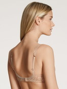 Le mannequin Femme porte le/la Soutien-gorge soft sans armatures en Swiss+Cotton de couleur Beige, Dentelle, de la série Natural Comfort Lace de CALIDA, Vue arrière