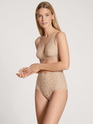 Le mannequin Femme porte le/la Soutien-gorge soft sans armatures en Swiss+Cotton de couleur Beige, Dentelle, de la série Natural Comfort Lace de CALIDA, Vue de face, Tenue