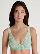 La modella / Il modello Donna indossa Reggiseno soft senza ferretto in Poliammide di colore Turchese, Pizzo, della serie Natural Comfort Lace di CALIDA, Vista frontale