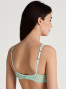 La modella / Il modello Donna indossa Reggiseno soft senza ferretto in Poliammide di colore Turchese, Pizzo, della serie Natural Comfort Lace di CALIDA, Vista posteriore