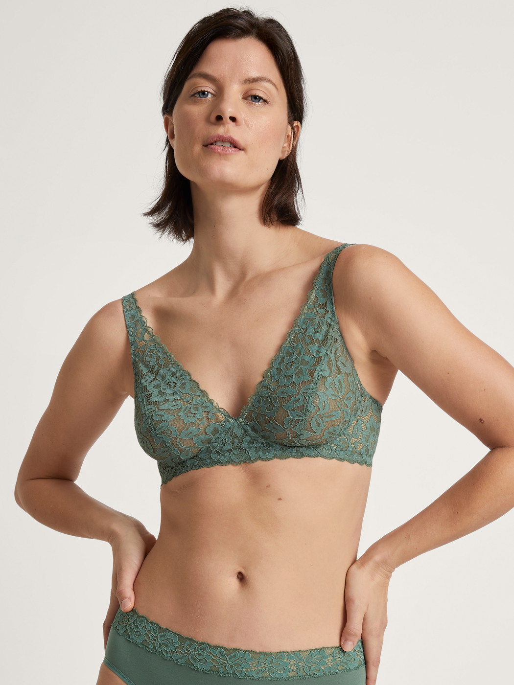 Le mannequin Femme porte le/la Soutien-gorge soft sans armatures en Polyamide de couleur Vert, Dentelle, de la série Natural Comfort Lace de CALIDA, Image supplémentaire