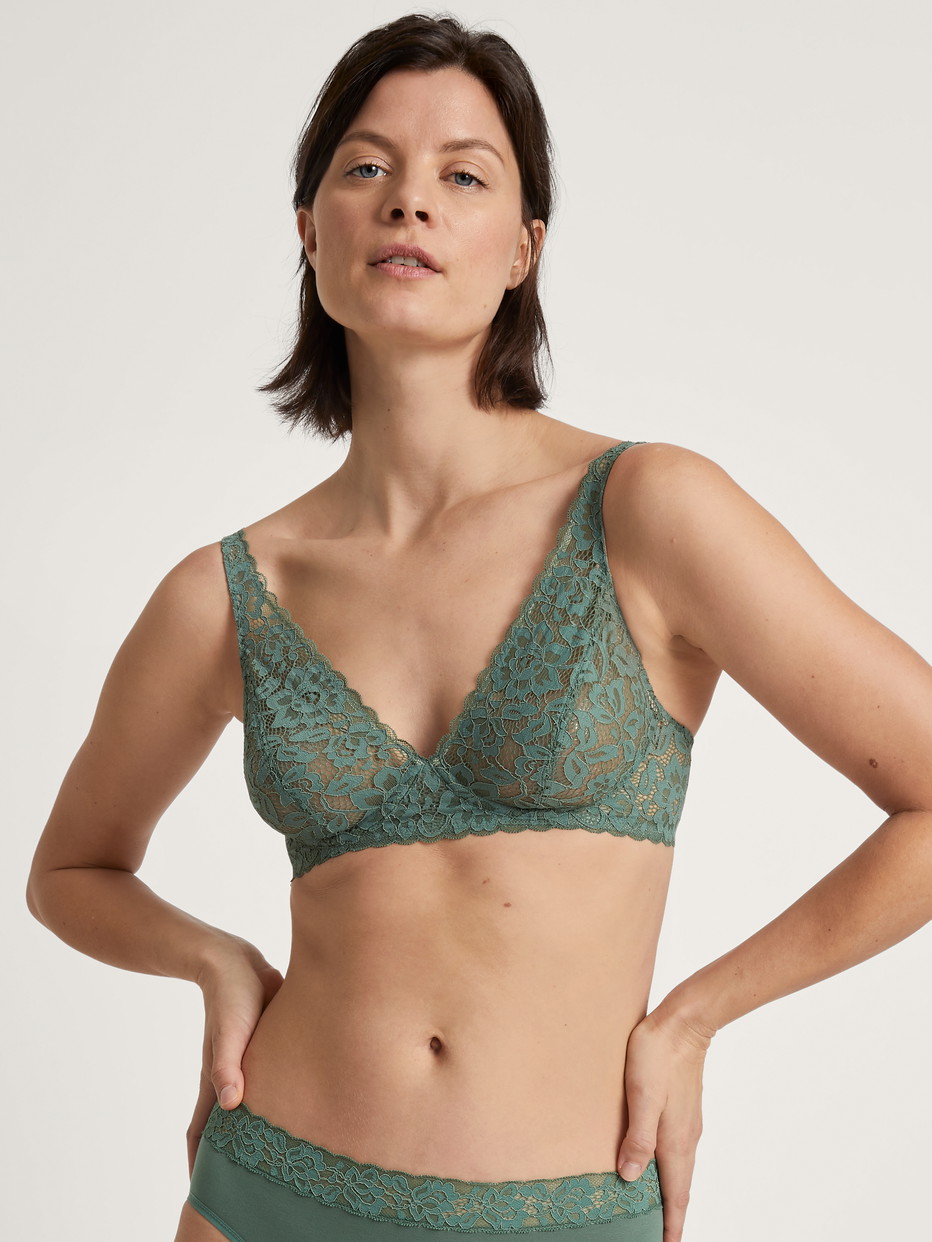 Damen-Model trägt Spitzen-BH ohne Bügel aus Polyamid in Grün, Spitze aus Serie Natural Comfort Lace von CALIDA, Zusatzbild
