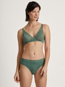 Le mannequin Femme porte le/la Soutien-gorge soft sans armatures en Polyamide de couleur Vert, Dentelle, de la série Natural Comfort Lace de CALIDA, Tenue
